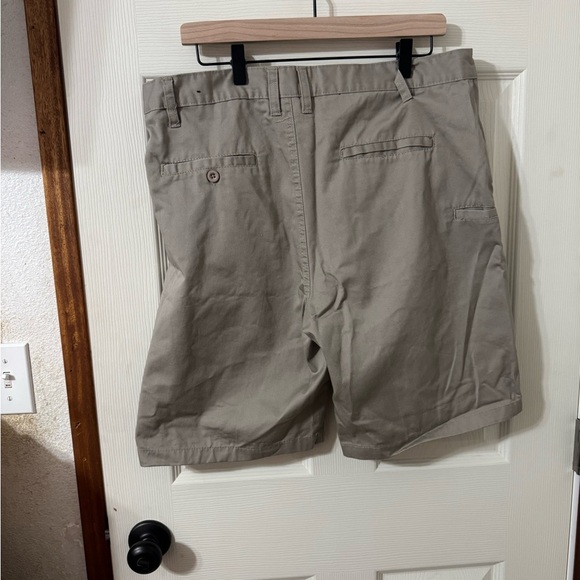 Burnside Men's Khaki Flat Front Shorts Size 36 - Picture 2 of 3